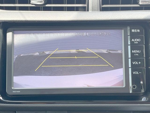 【バックカメラ】駐車時に後方がリアルタイム映像で確認できます。大型商業施設や立体駐車場での駐車時や、夜間のバック時に大活躍！運転スキルに関わらず、今や必須となった装備のひとつです！