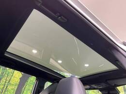 【パノラマルーフ】大型のガラスルーフ搭載で車内の解放感が一気にアップ！開放的なドライブをお楽しみいただけます。