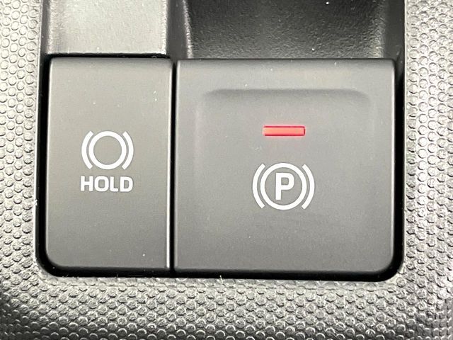 【電動パーキングブレーキ】パーキングブレーキは便利な電動式！ボタン一つで操作でき、アクセルを踏めば自動で解除されます♪レバーやペダルが無いので運転席廻りもすっきりしますね♪