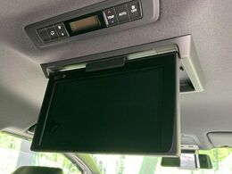 【フリップダウンモニター】大画面モニターで後席でもエンタメをお楽しみいただけます。小さなお子様にも大人気の装備です♪