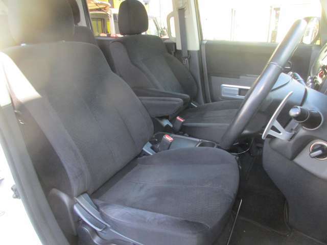 運転席・助手席は座面も広くホールド感のあるシートです☆それぞれにアームレストが装備されます☆