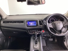 車内は光触媒抗菌消臭施工済です。スタイリッシュなデザインでスポーティなインパネ周りを演出します。グローブボックスやカップホルダーのほかにトレーなどたくさんの収納スペースが付いています。