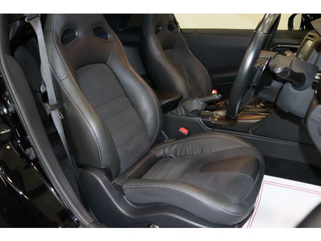 【運転席】ブラックを基調としたインテリアにブラックのハーフレザーシート（合皮/ファブリック※メーカー基準）。パワーシートでお好みの位置に座席を設定可能です。純正フロアマット付です。