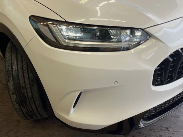 【LEDヘッドライト】悪天候や夜間走行時も良好な視界を確保し安心して運転できる高輝度LEDヘッドライトを装備！点灯速度が早く、消費電力も抑えられています。