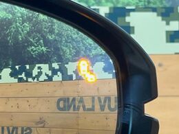 【ブラインドスポットインフォメーション】走行中、ドアミラーの死角になりやすい箇所に後続車が接近するとサイドミラー付近に警告を表示、ドライバーに注意喚起をしてくれます。