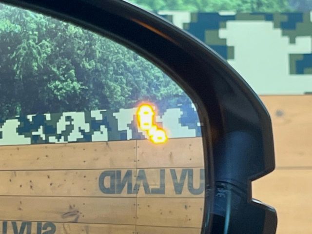 【ブラインドスポットインフォメーション】走行中、ドアミラーの死角になりやすい箇所に後続車が接近するとサイドミラー付近に警告を表示、ドライバーに注意喚起をしてくれます。