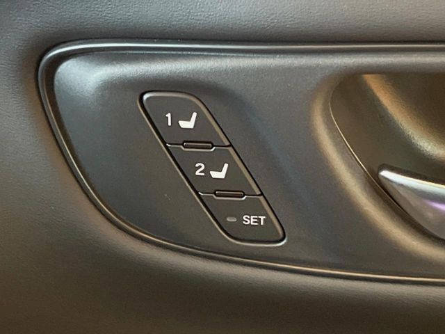 【メモリー機能付きパワーシート】ドライバーごとに設定したシート位置を記憶して、ボタン一つで切り替えできる便利な機能！運転する方が複数名いらっしゃるご家庭におすすめです♪