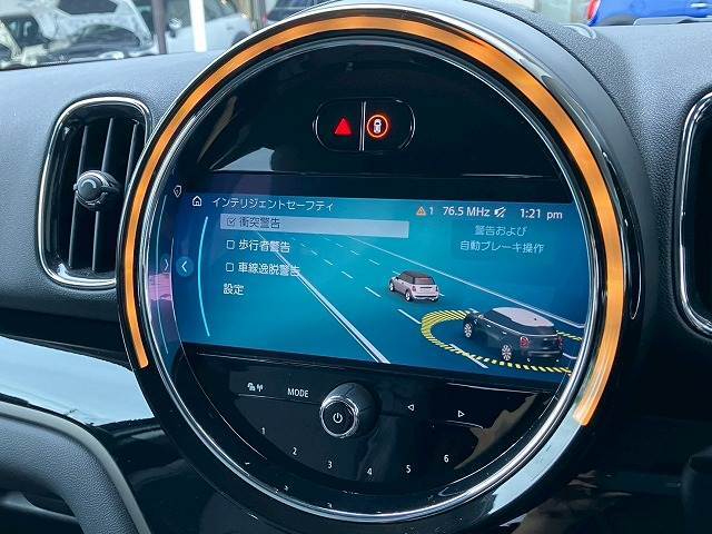 車両前部のカメラが車間距離を測定。衝突の危険を察知すると、警告機能が作動します！ブレーキ圧を調整することで反応を早め、ブレーキをサポート！対歩行者を含む衝突被害軽減ブレーキ機能も備えています。
