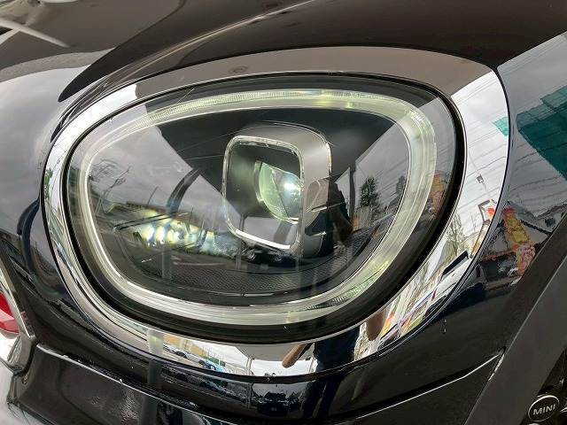 先進のLEDヘッドライトを装備。視認性と明るさが向上しより、安全運転をお楽しみいただけます。