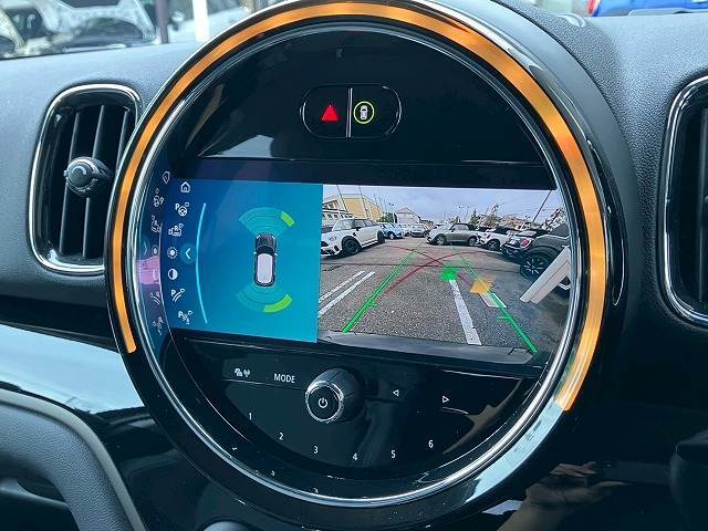 バックカメラ装備。後方確認に役立ち、楽々駐車やバックをしていただけます。