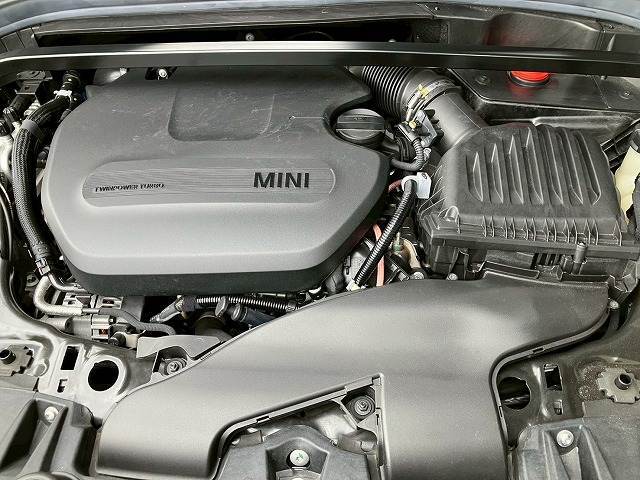 有償の修理保証「GS　WARRANTY」　をご用意。初年度登録13年未満10万km以下の輸入車まで加入でき、保証範囲も広く、輸入車238種類，無料ロードサービスも付いています。
