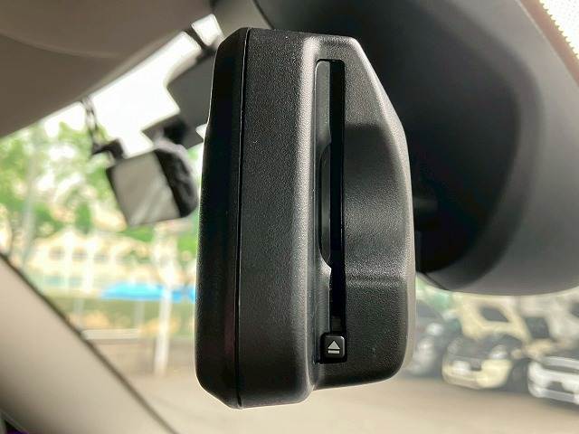 MINI純正のミラー一体型ETCが装備されております！ETC2.0対応で高速道路と自動車がリアルタイムで情報連携し、渋滞迂回ルートや安全運転をサポート！便利で快適なドライブを手助けします！