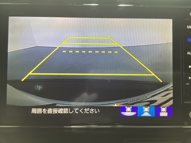 バックでの車庫入れも安心です！　リアカメラが付いているバックモニター付のナビを装備しております。操作線もついており距離感も画面から確認できます。