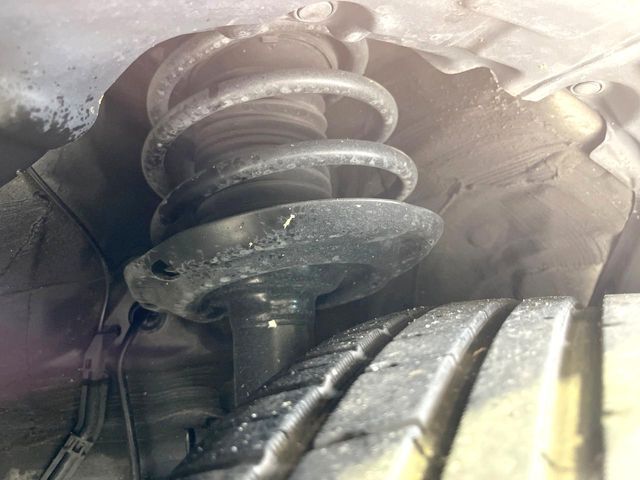 お車を安心してお乗りいただく為には、足回りの定期点検が欠かせません。サービスサポート（有償保証）では無料点検もご提供しており、安心のカーライフをお過ごしいただけるサポート体制が整っています。