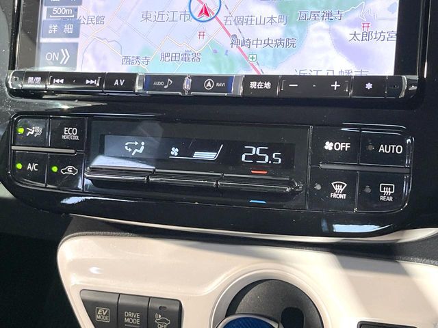 【オートエアコン】一度お好みの温度に設定すれば、車内の温度を検知し風量や温度を自動で調整。暑い…寒い…と何度もスイッチ操作をする必要はありません。快適な車内空間には必須の機能ですね♪