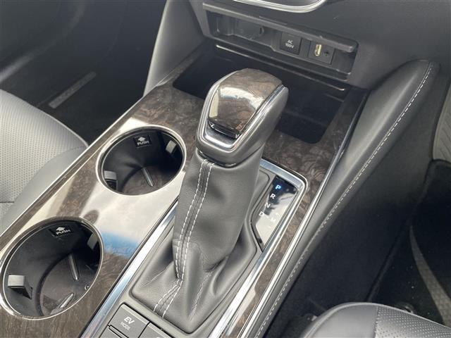 【　MTモード付きAT　】クルマを、特にエンジンを機械任せではなく自分自身で積極的にコントロールしたい！という、運転好きのためにつけられています。