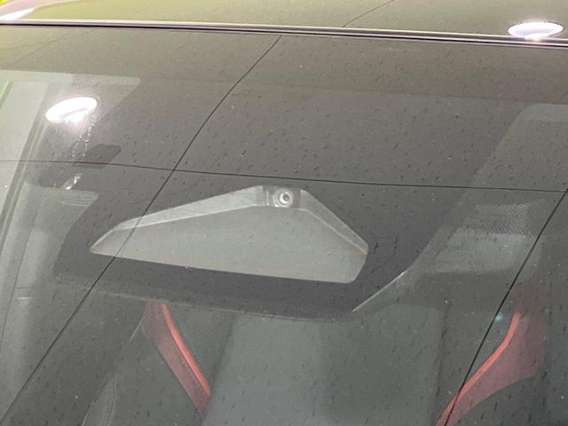 【トヨタセーフティセンス】走行中に前方の車両等を認識し、衝突しそうな時は警報とブレーキで衝突回避と被害軽減をアシスト。より安全にドライブをお楽しみいただけます。