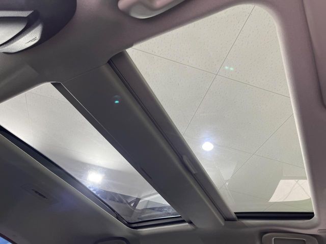【パノラマルーフ】大型のガラスルーフ搭載で車内の解放感が一気にアップ！開放的なドライブをお楽しみいただけます。
