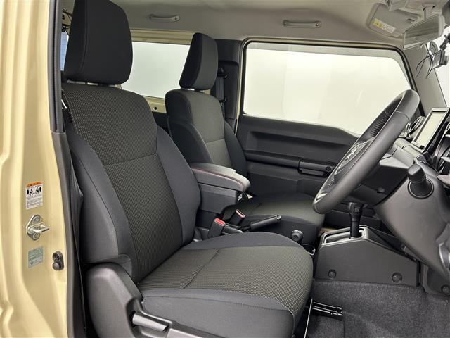 【運転席】座り心地が良いシートなので長時間の運転でも快適にお過ごしいただけます。新品のフロアマットのご注文も可能です。掲載箇所以外にご希望の写真がございましたらお気軽にお問い合わせ下さい。