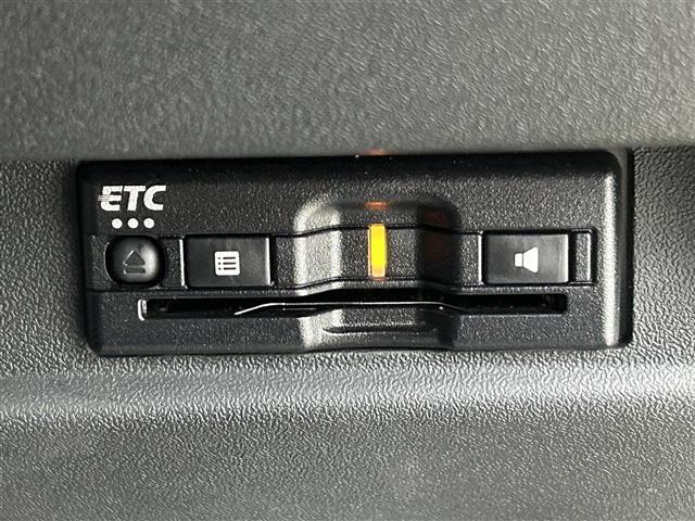 【ETC】有料道路を利用する際に料金所で停止することなく通過できる、ETC車載器（ノンストップ自動料金収受システム機器）が装備されています。セットアップを行うことで利用可能になります。