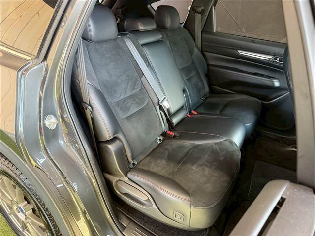 セカンドシートはリクライニング可能でくつろぎの空間。大人二人が乗っても十分なスペースが確保されております。