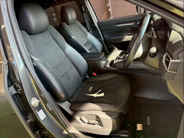 【ハーフレザーシート】を装備しており、車内の高級感がアップしております☆