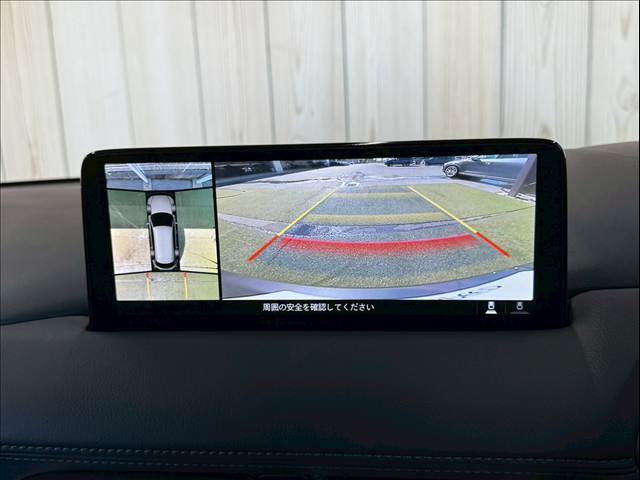 【アラウンドビューモニター】 クルマを上空から見下ろしているかのように、直感的に周囲の状況を把握できます。