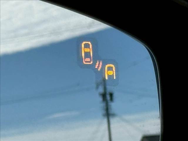 人気安全装備【ブラインドスポットモニター】を搭載！車線変更の際別車線且つ後方に車両が来ていることを知らせてくれる優れものです！