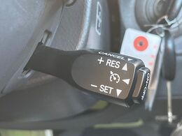 【クルーズコントロール】高速道路もラクラク走行。アクセルを離しても一定速度で走行ができ、長距離運転時の負担を軽減！加速・減速も簡単なスイッチ操作で調整できます。