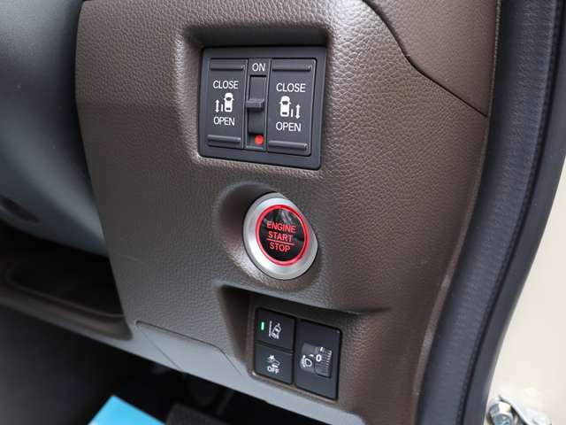 ★プッシュボタンスタート★電子カードキーを携帯していれば、ブレーキを踏みながらボタンを押すだけで、エンジンの始動が手軽に、スマートに行えます☆