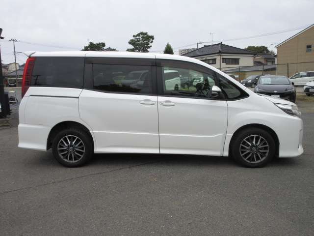 ■外装右側■　ヘッドライトのクリアー塗装を剥離、再塗装で目力復活！まるで新品の透明感！ヘッドライトリフォーム！！見た目にこだわるお客様におすすめのオプションです。