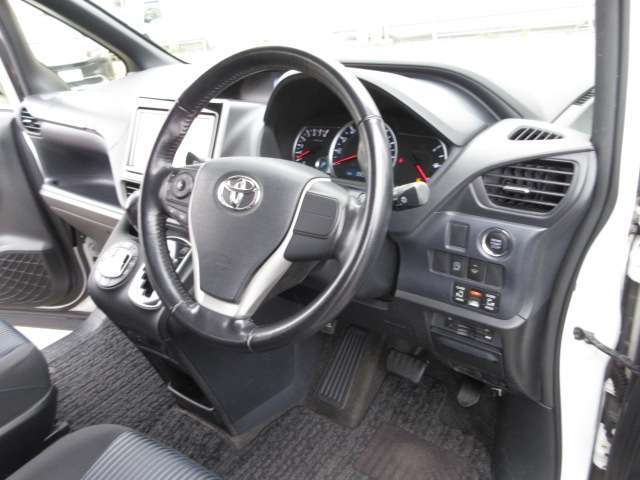 ■　運転席　■　雨の日の視界もクリアーに！ウィンドウ撥水ガラス系コーティング！！　雨の日の運転が苦手なお客様におすすめのオプションです。