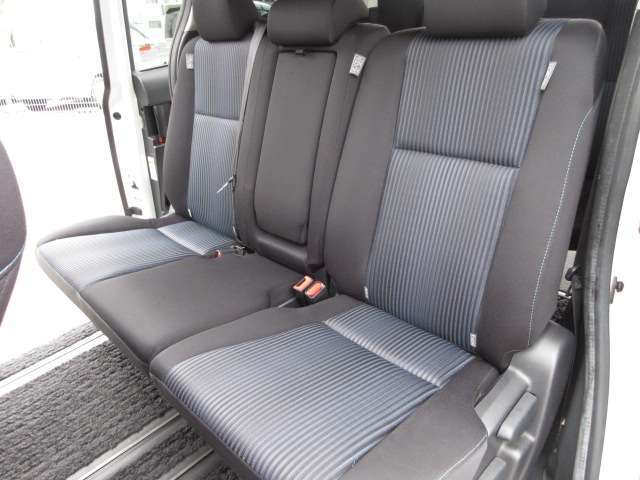 ■　後席　■　後席TVモニター（フリップダウンモニター、リアエンターテイメントシステム）！！　後席に乗る方（特にお子様）が渋滞になっても飽きない必需品！　大型モニターが人気です。