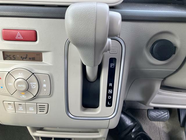 オートエアコンで車内を快適な温度に調整してくれます。