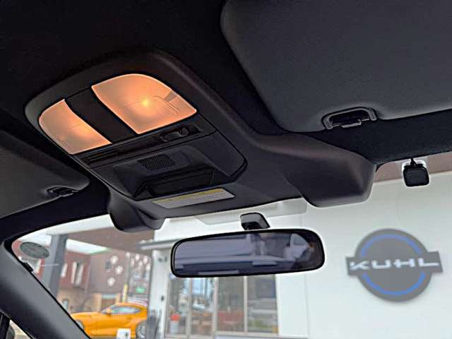 ルームランプ周りの内装カスタムも対応致します！KUHLでは入庫時にしっかりと国家資格保有のメカニックが点検しております！ですので、納車後快適なお車をお楽しみいただけます！