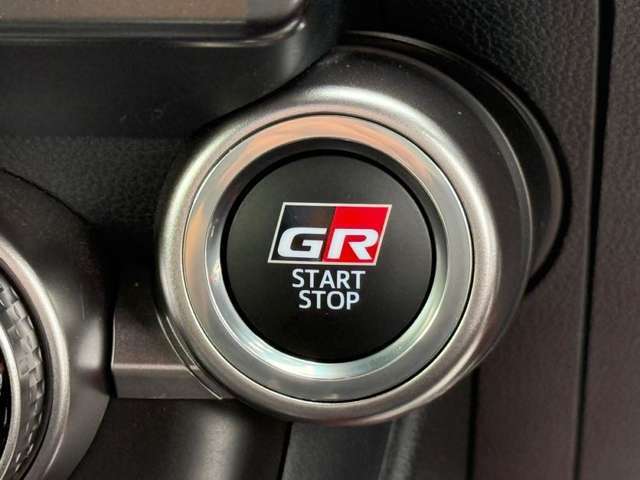 プッシュスターとボタンの車両となります。スマートキーのお車となりますので、カバンの中に入れておくだけでOKです！