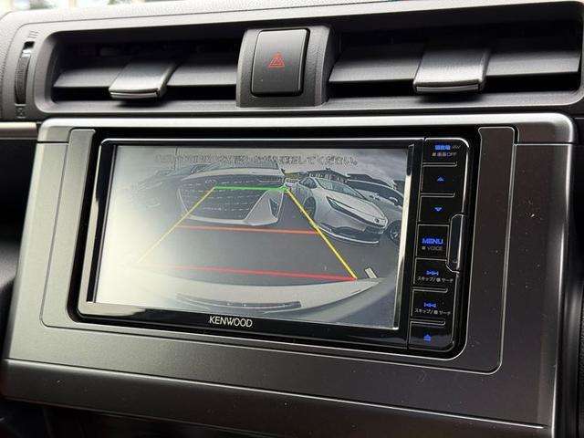 バックカメラ装着車両になります。後方の視界がクリアになることでバック駐車も安心して行う事が出来ます。また、クリアランスソナーも装備されておりますので障害物を検知してくれます！