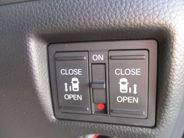 両側電動スライド！ドアからはもちろん、運転席のスイッチや鍵からでもスライドドアを電動で開閉できますよ★