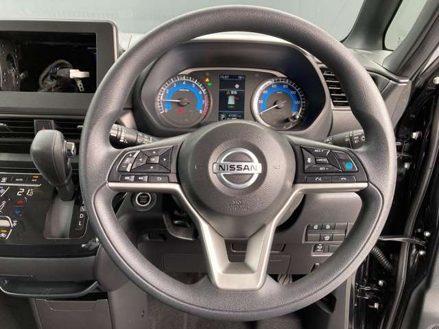 ハンドルは軽やかに回り気持ちよく運転ができます。