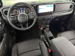 昔のラングラーでは考えられない程、質感が上がり広く快適になったインテリア。ナッパレザーシートにパワーシートの導入やモニターの大型化などラングラーの歴史の中でも大きい進化といえるのではないでしょうか