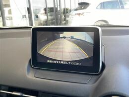 【バックモニター】後ろのカメラの映像がモニターに映し出されるので、後方の見えない死角や、障害物との距離感などもしっかり安全確認することができます！