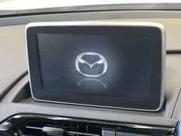 【マツダコネクト】車内の雰囲気にマッチした一体型タイプのディスプレイ。各種車輌設定やBluetooth再生等、様々な機能が楽しめます。専用SDカードのご購入で、ナビ機能も使用出来ます。