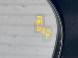 【ブラインドスポットモニタリング】走行中、ドアミラーの死角になりやすい箇所に後続車が接近するとサイドミラー付近に警告を表示、ドライバーに注意喚起をしてくれます。