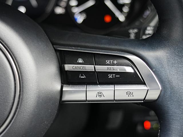 前走車両の速度に合せて、自車の速度を調整できる「MRCC（マツダレーダークルーズコントロール）」を装備しています。