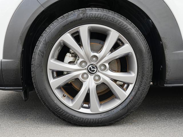 18インチ純正アルミホイールを装備。タイヤサイズは215/55R18となります。