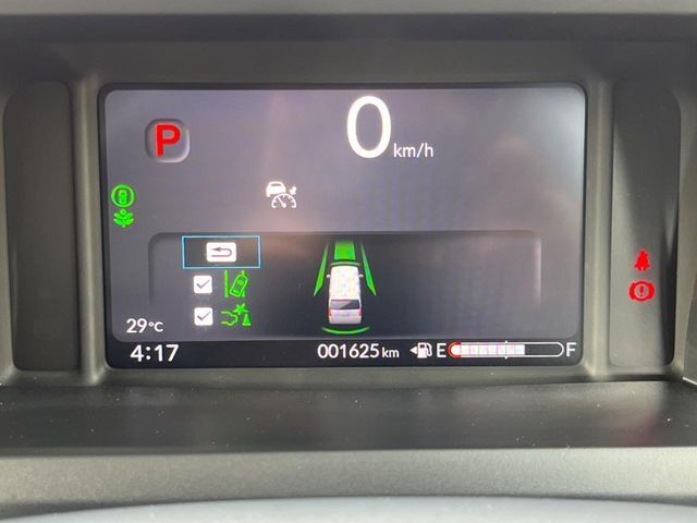 【ホンダセンシング】走行中に前方の車両等を認識し、衝突しそうな時は警報とブレーキで衝突回避と被害軽減をアシスト。より安全にドライブをお楽しみいただけます。