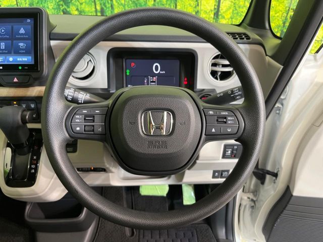 インテリアに合わせたデザインのステアリングは、運転される方のことも考え、運転しやすい形状、大きさです。是非一度、実際に触ってお確かめください。
