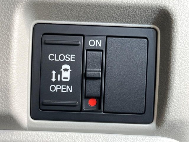【パワースライドドア】スマートキーや運転席のスイッチでスライドドアの開閉が可能♪電動だから力を入れてドアを開ける必要が無く、小さいお子様でも、重い荷物を持っている時もラクに開け閉めできます♪