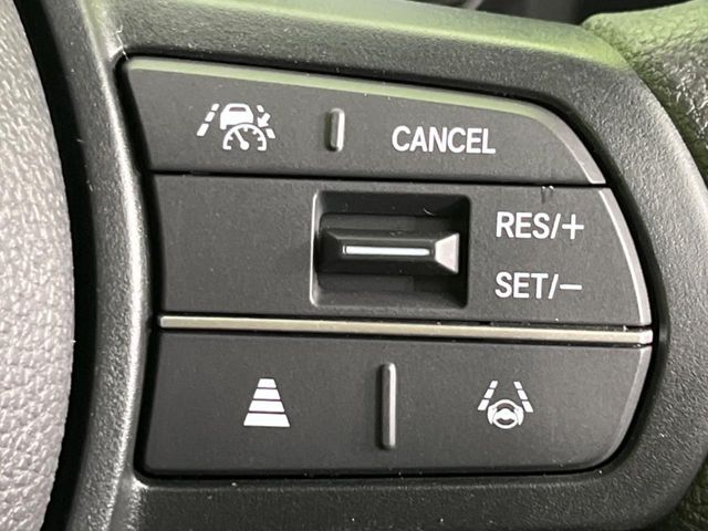 【アダプティブクルーズコントロール】高速道路での長距離走行が楽に！！自動で速度を保つクルーズコントロールが、衝突軽減システムと連携し、前方の車両を感知して車間を保つように速度調節してくれます！！