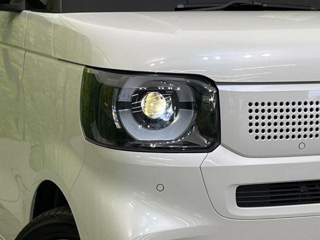 【LEDヘッドライト】悪天候や夜間走行時も良好な視界を確保し安心して運転できる高輝度LEDヘッドライトを装備！点灯速度が早く、消費電力も抑えられています。